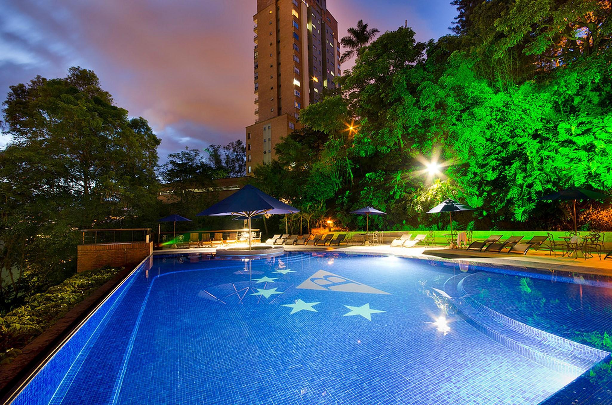 Hotel Dann Carlton Belfort Medellín Exteriör bild Swimming pool