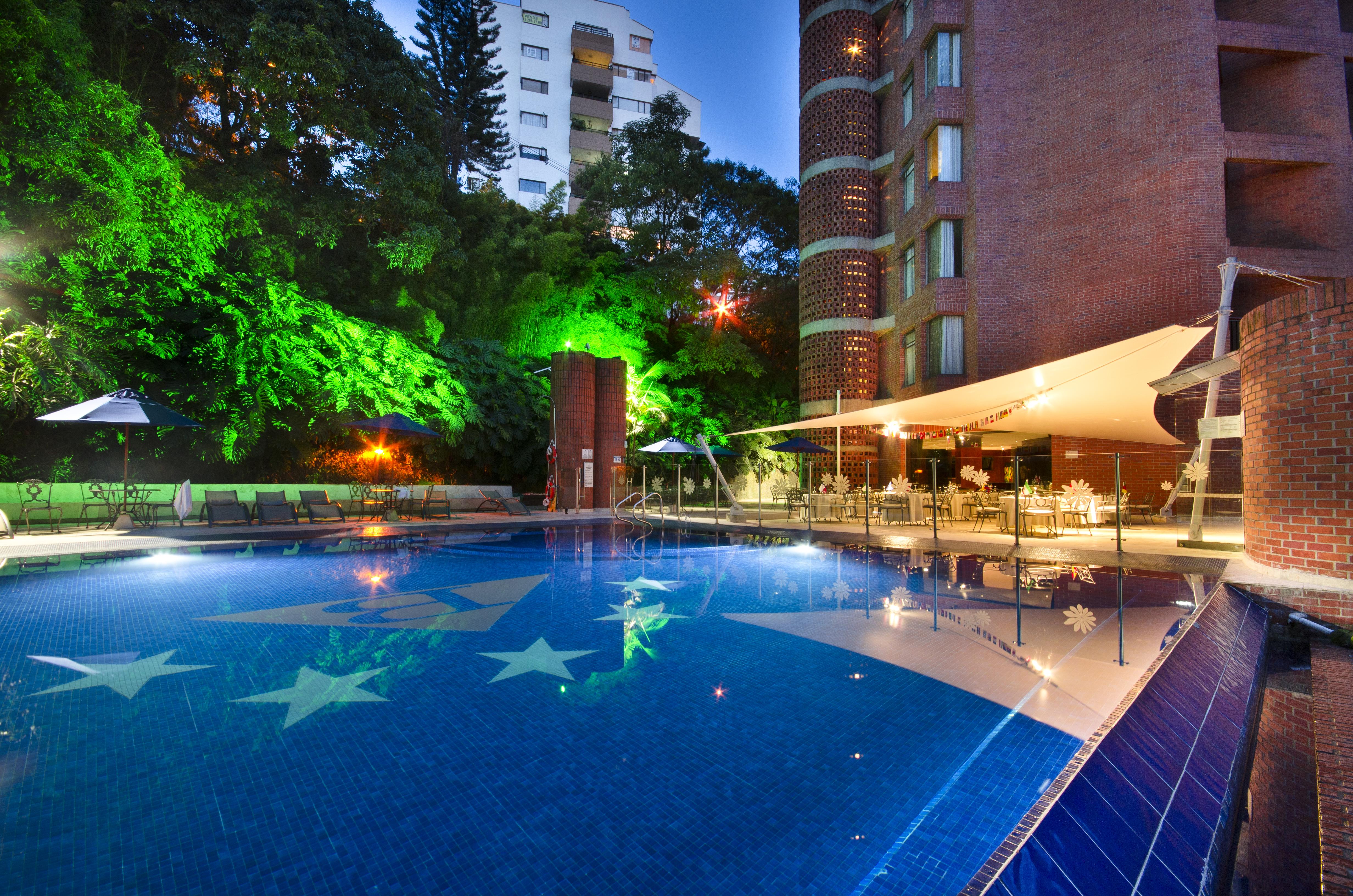 Hotel Dann Carlton Belfort Medellín Exteriör bild The pool at the hotel