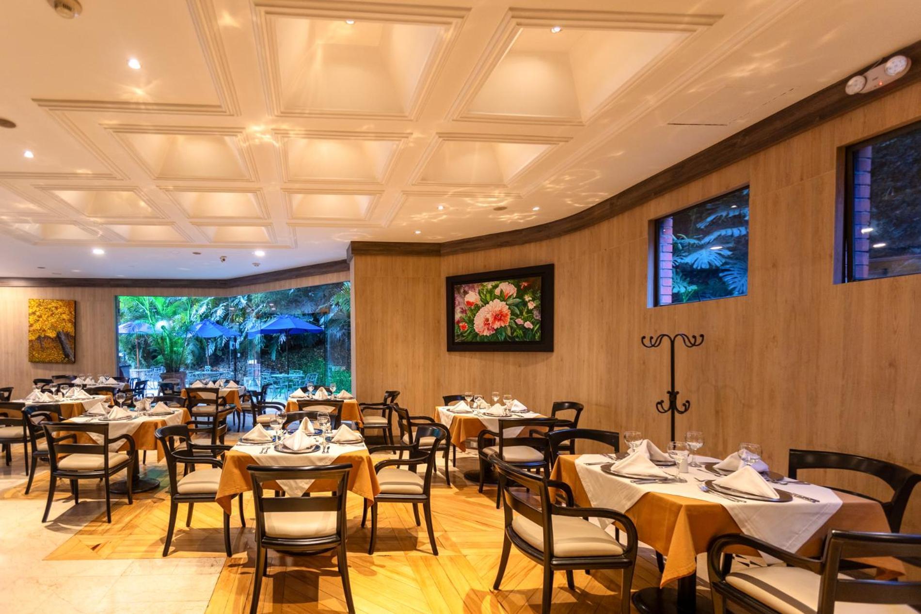 Hotel Dann Carlton Belfort Medellín Exteriör bild Restaurant