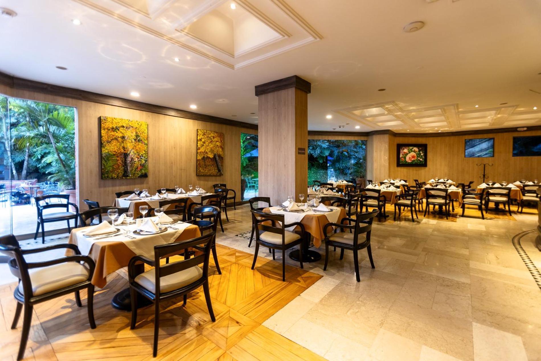 Hotel Dann Carlton Belfort Medellín Exteriör bild The restaurant