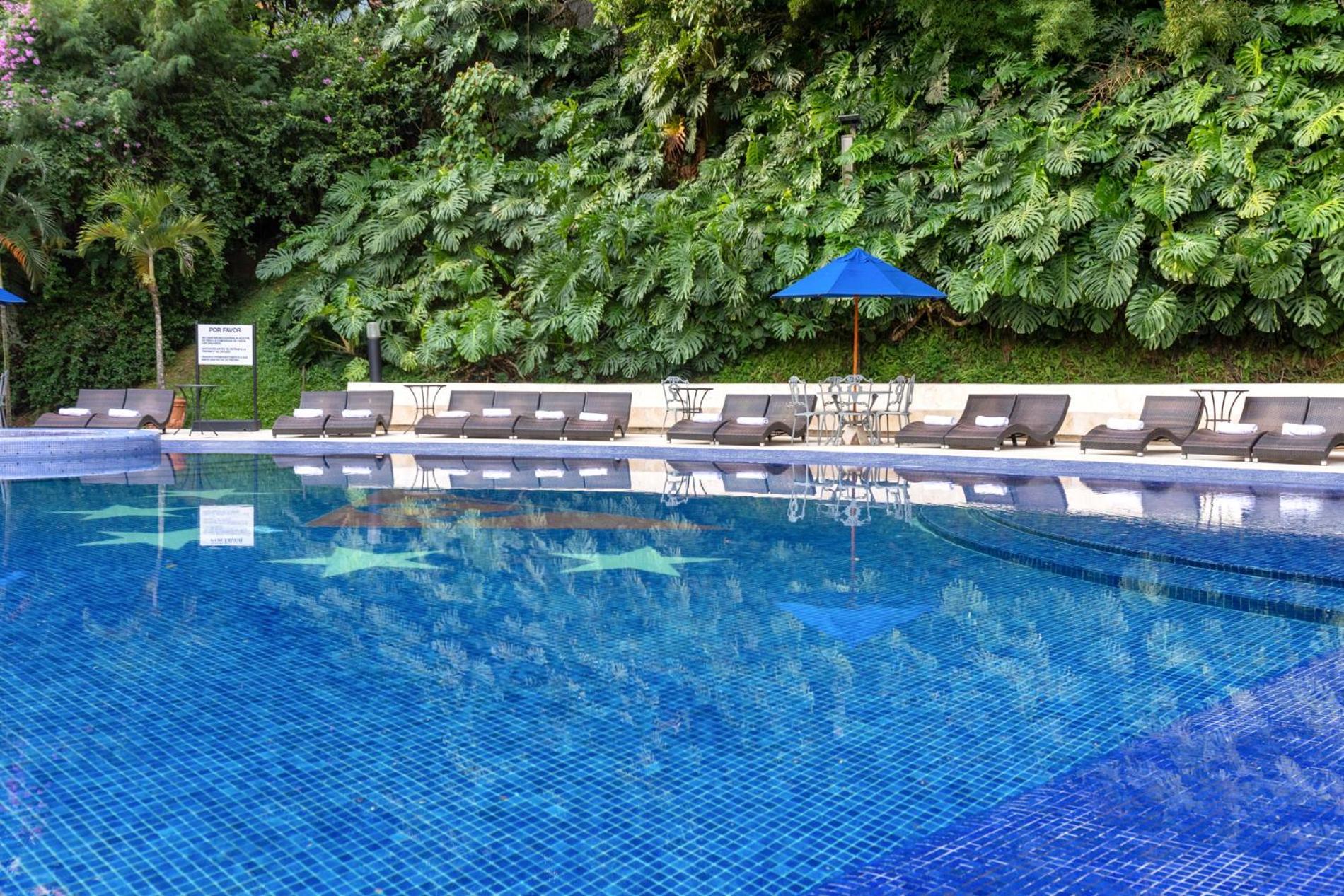 Hotel Dann Carlton Belfort Medellín Exteriör bild Swimming pool at the hotel